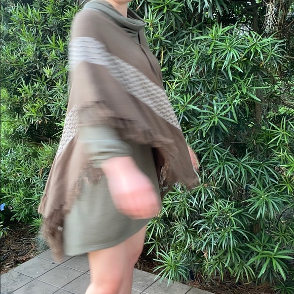 Poncho - Picture 3 of 5